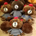 Gấu bông giá sỉ – Gấu Brown mặc áo sọc ngắn