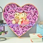 Gấu bông giá sỉ – Chinh phục trái tim nàng bằng hộp hoa gấu bông